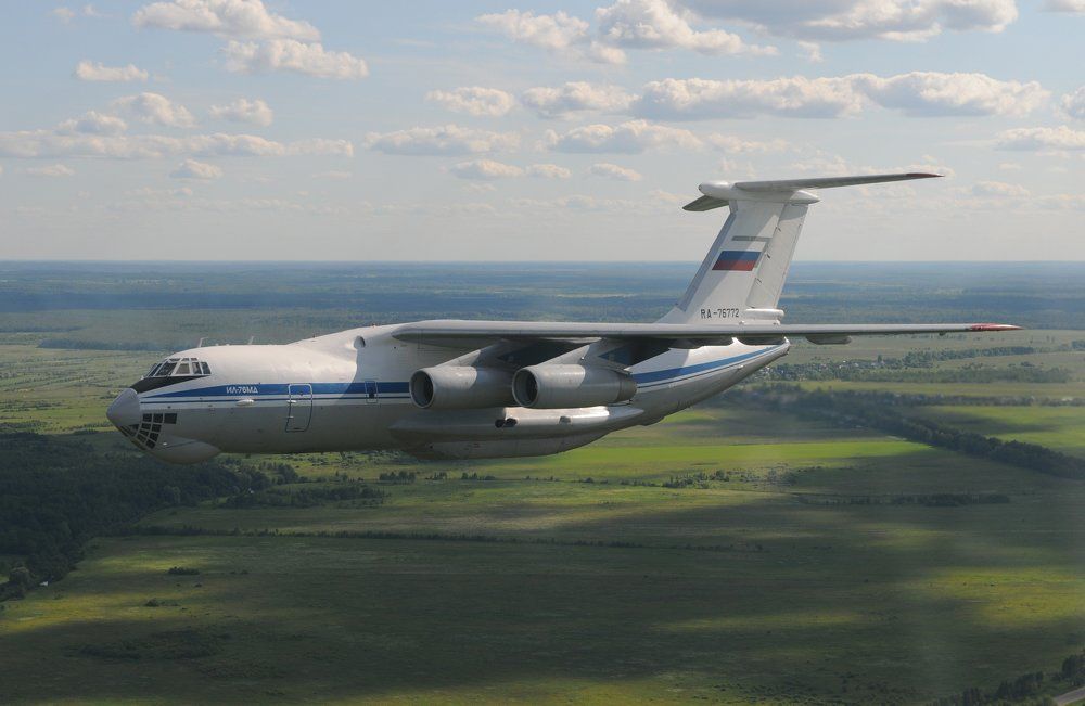 самолет парит в небе