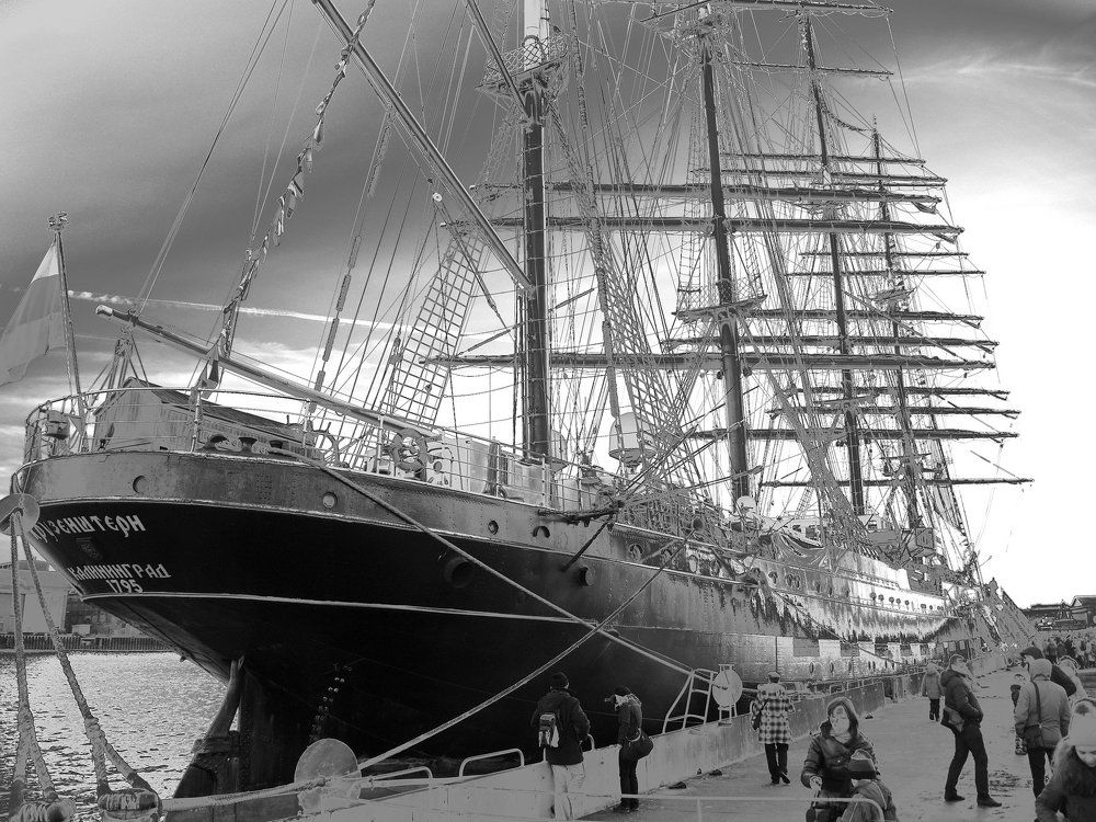 Крузенштерн - четырехмачтовый барк, последний день у своего причала в Санкт-Петербурге.