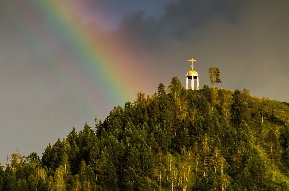 Радуга и часовня на горе.