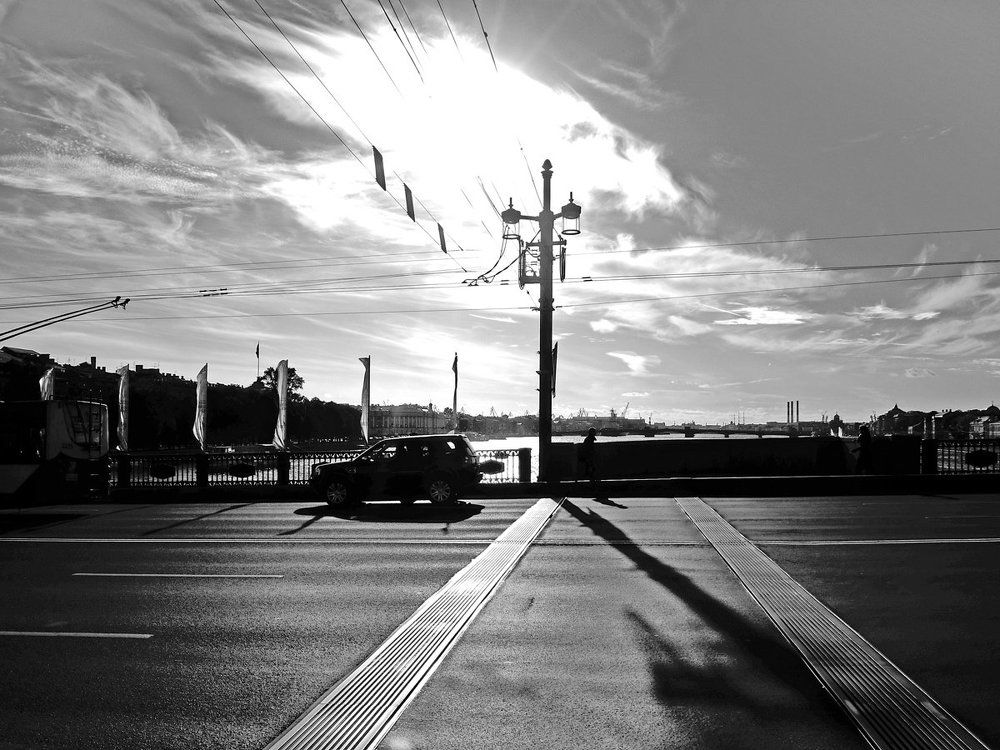 Санкт Петербург Взгляд в сторону солнца с Дворцового моста