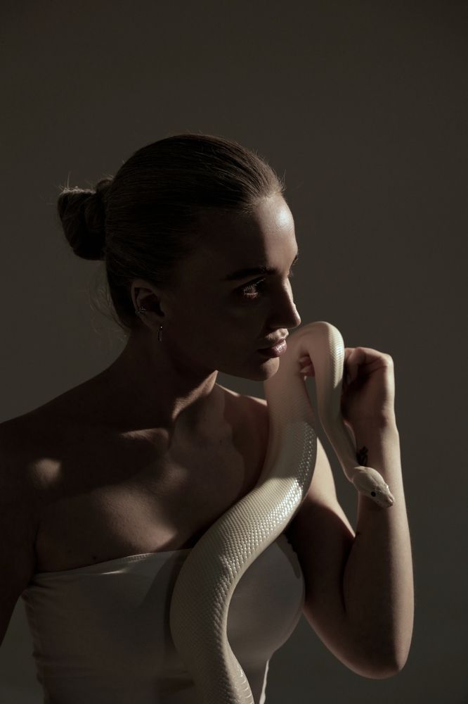 Заклинательница змей