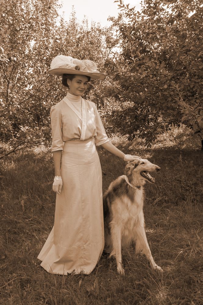 Ретро дуэт: девушка и её четверолапый спутник