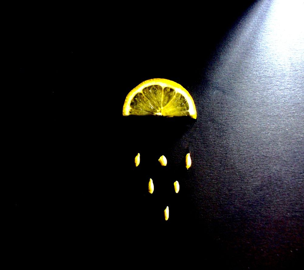 Солнце прорывается сквозь облако