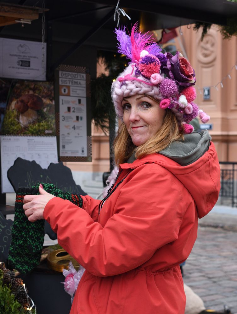 Женщина в красном.