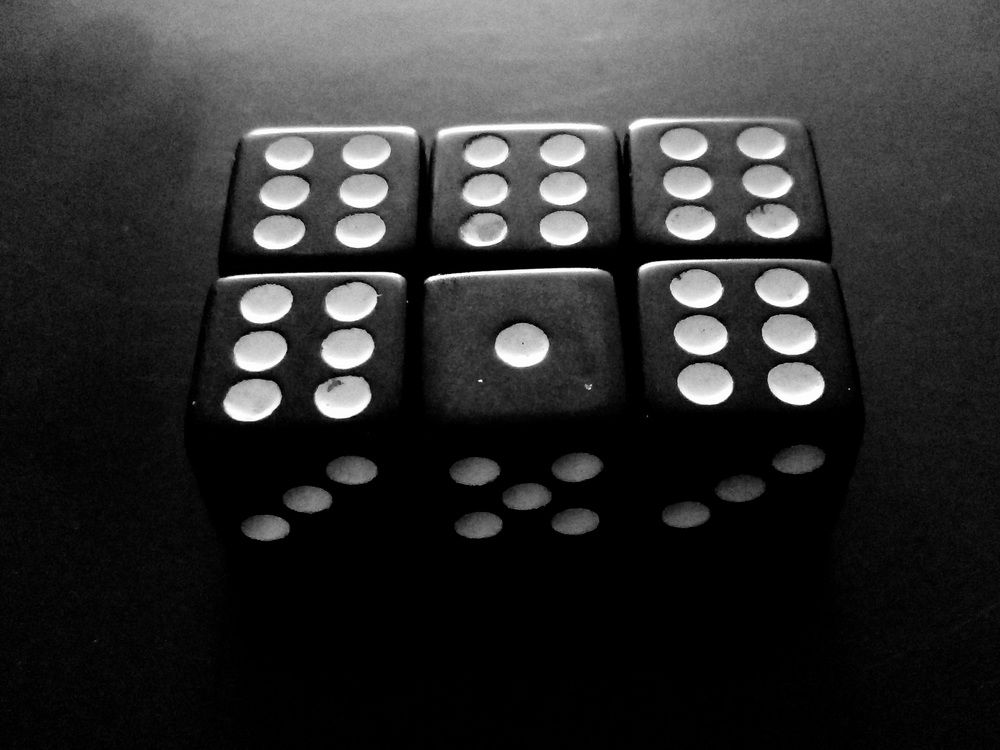 Черные большие кубики.