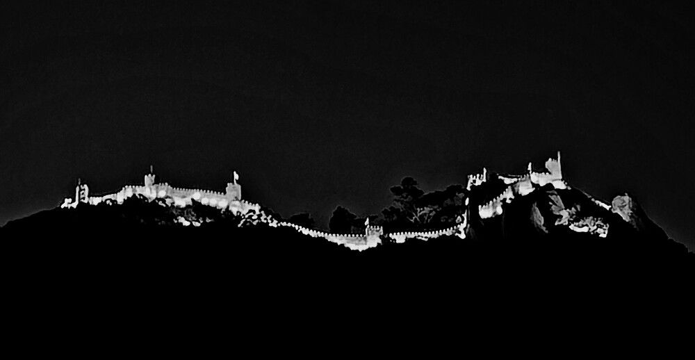 Castelo no cume da Serra