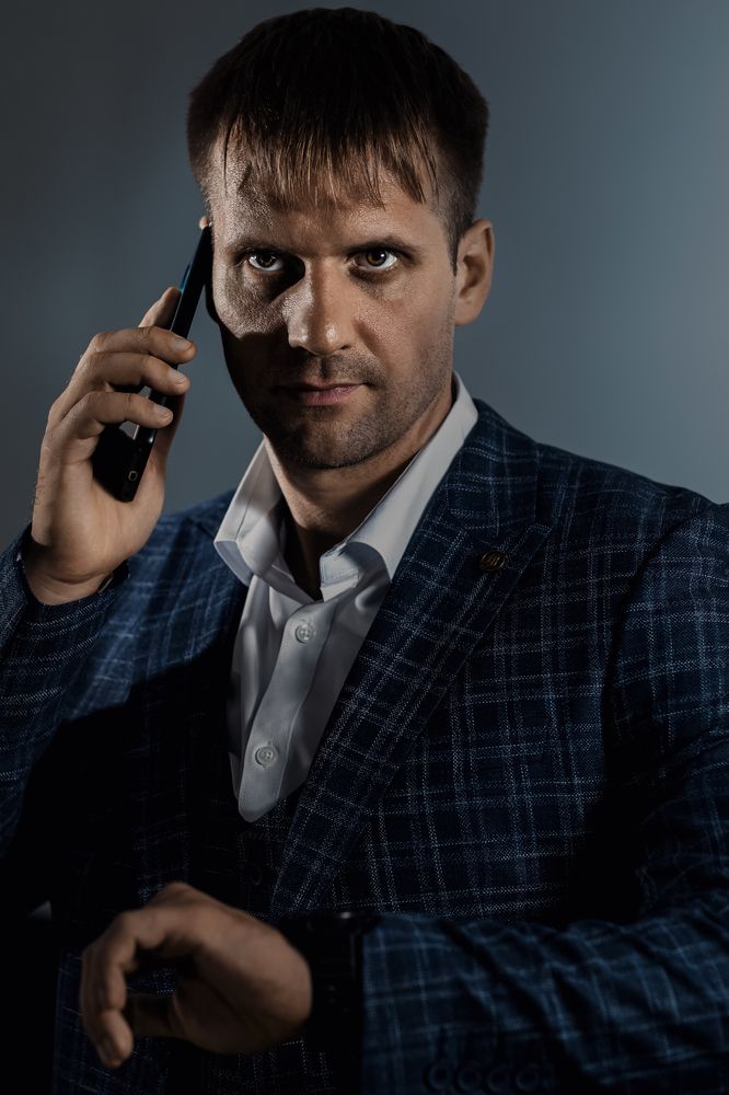 Мужской характер определяет его взгляд.