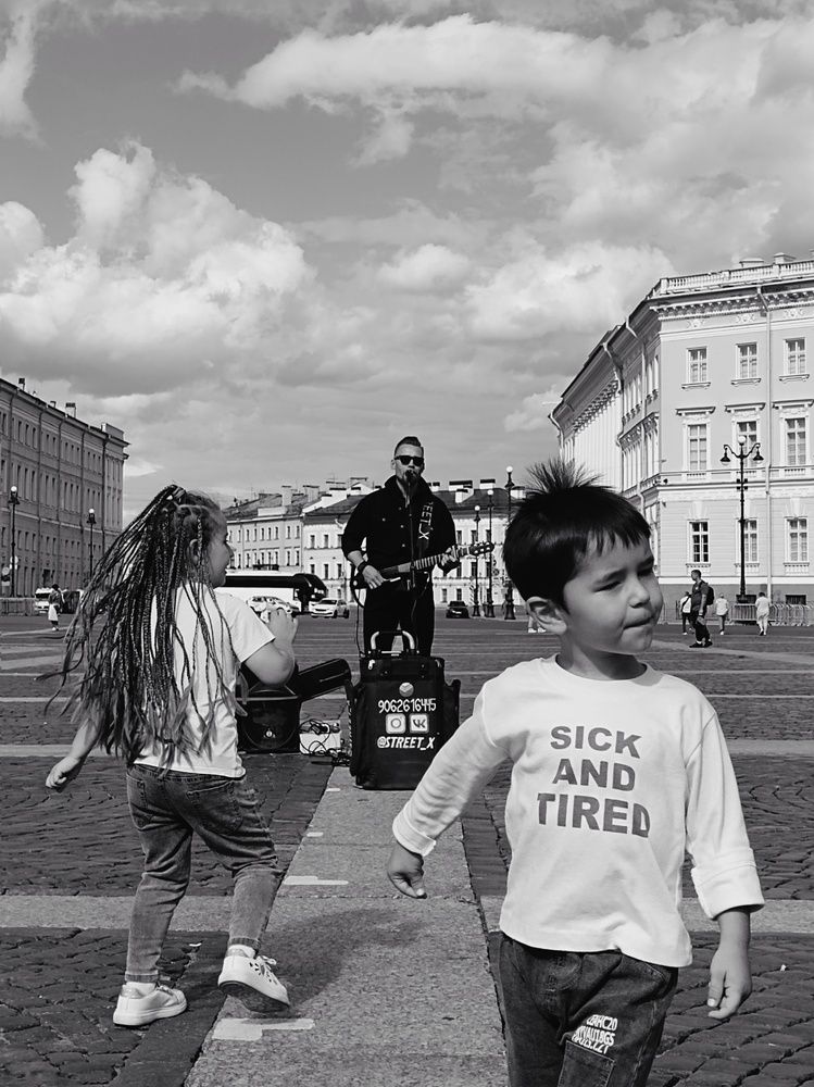 Уличный музыкант и танцующие дети