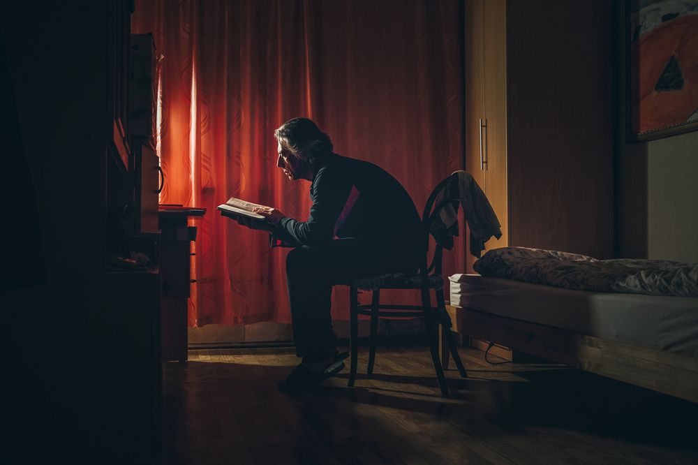 Читающий книгу