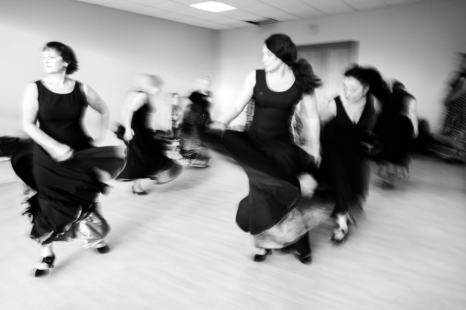 В танце закружит