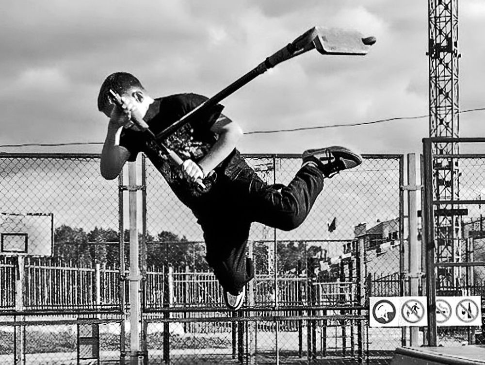 Трюк с самокатом.