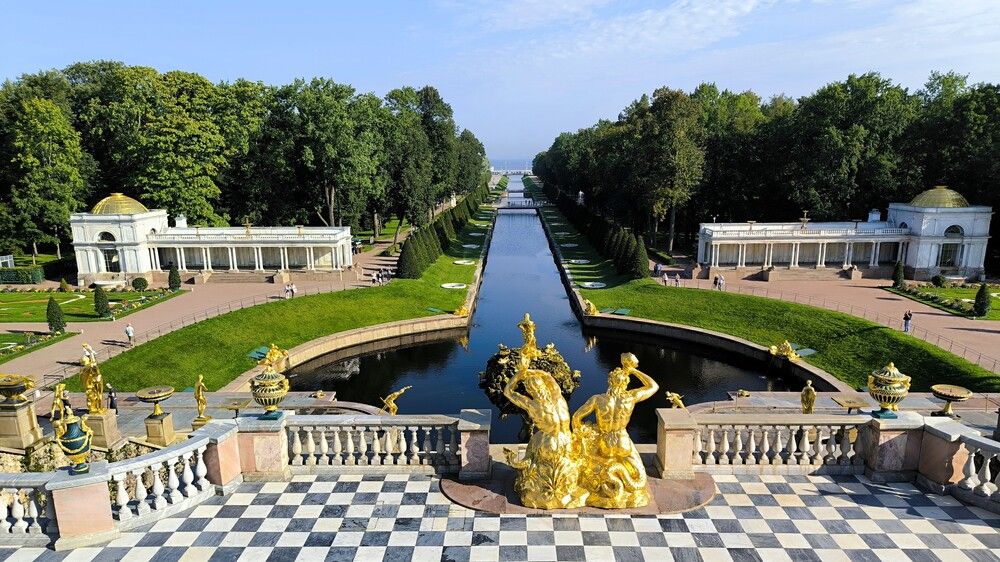 За пять минут до начала запуска фонтанов Большого каскада в Нижнем парке Петергофа