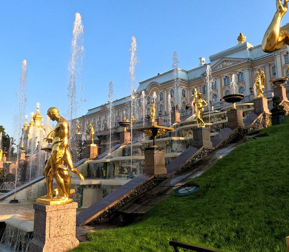 Большой каскад — самое грандиозное фонтанное сооружение петергофского ансамбля и одно из выдающихся сооружений мира
