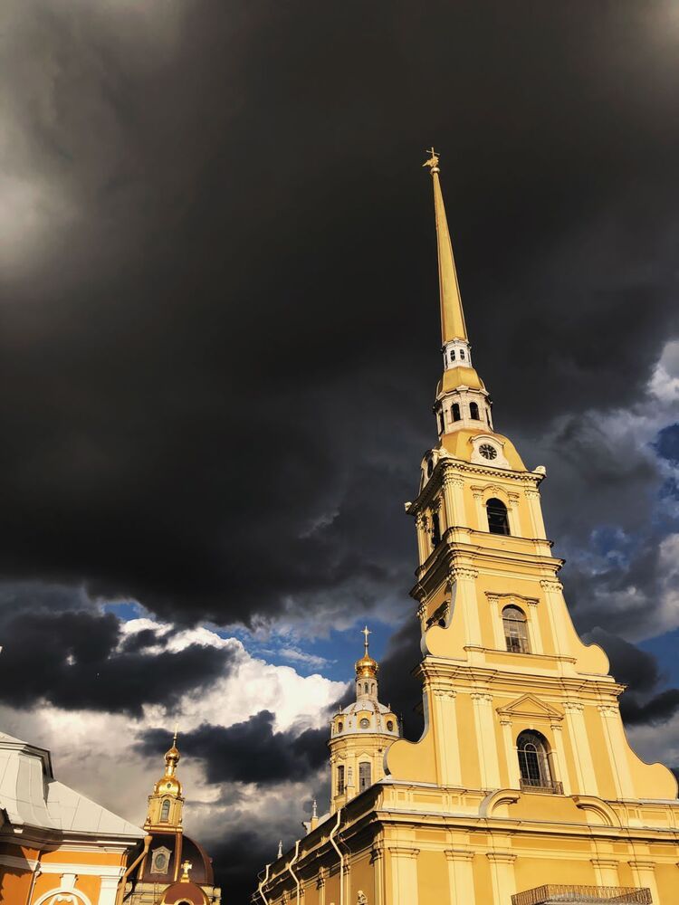 Тучи над Петропавловкой.