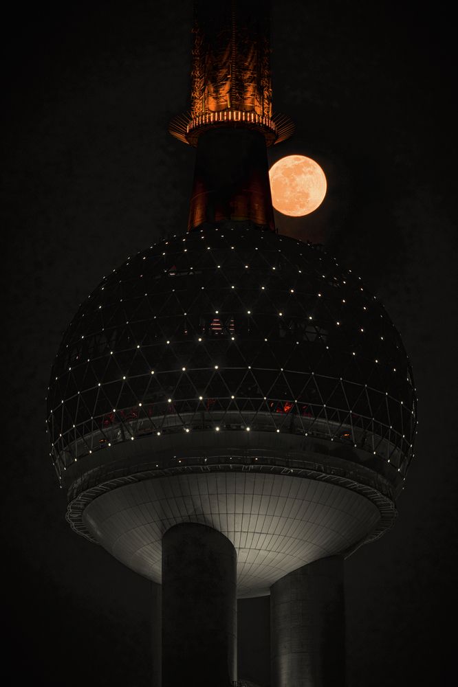 Луна в городе