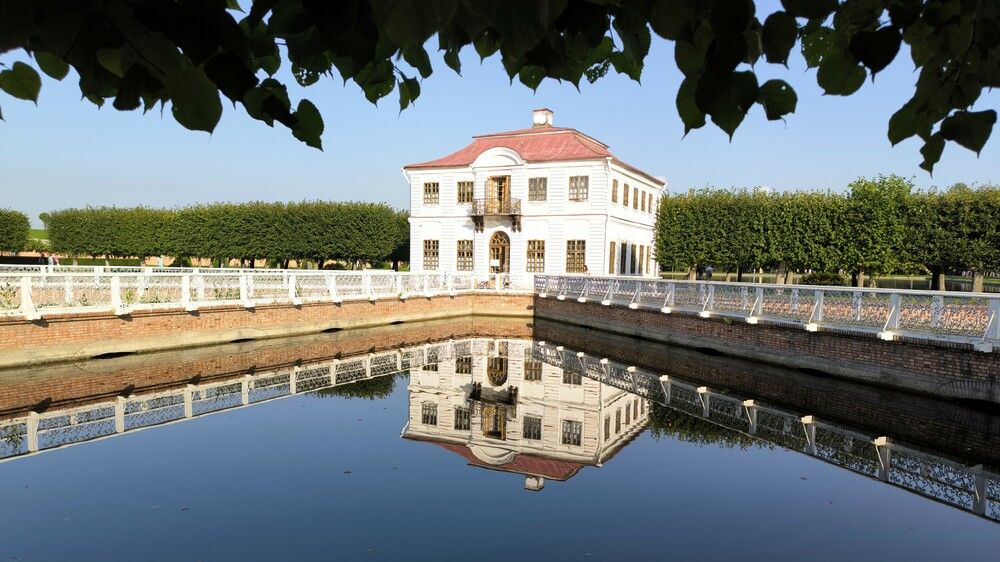 Марли - миниатюрный павильон-дворец в западной части Нижнего парка дворцово-паркового ансамбля Петергоф