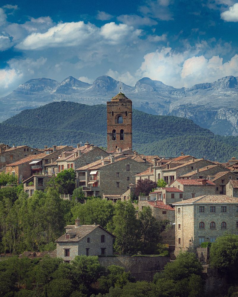 Ancient stones, endless peaks