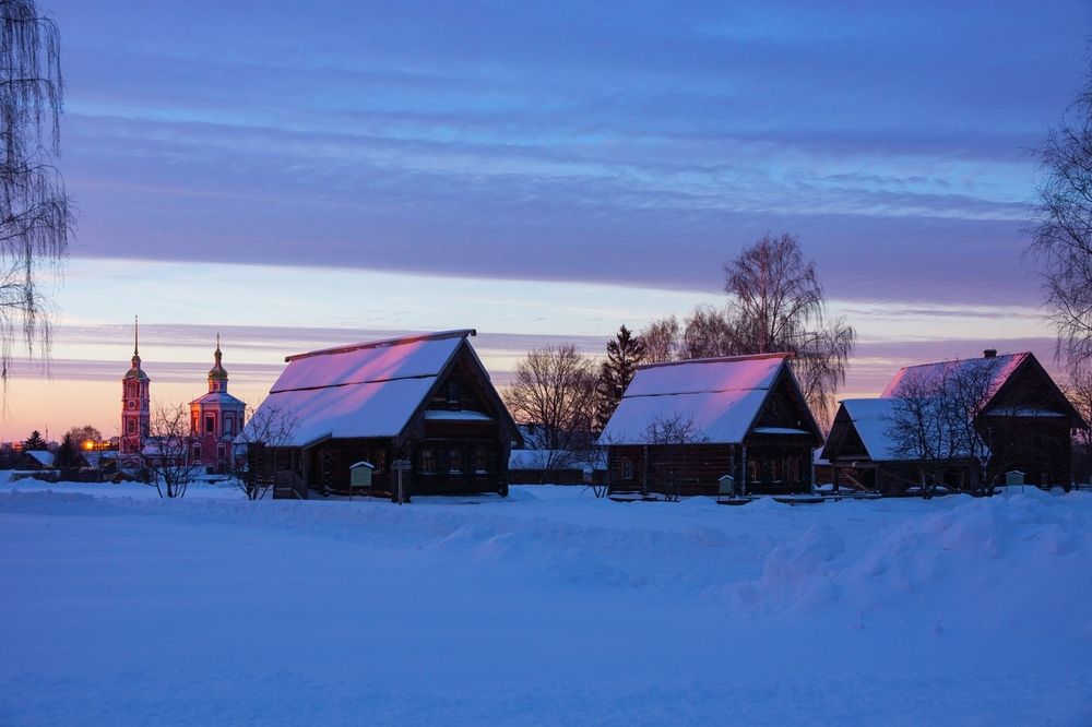Зимний закат, деревянная Русь.