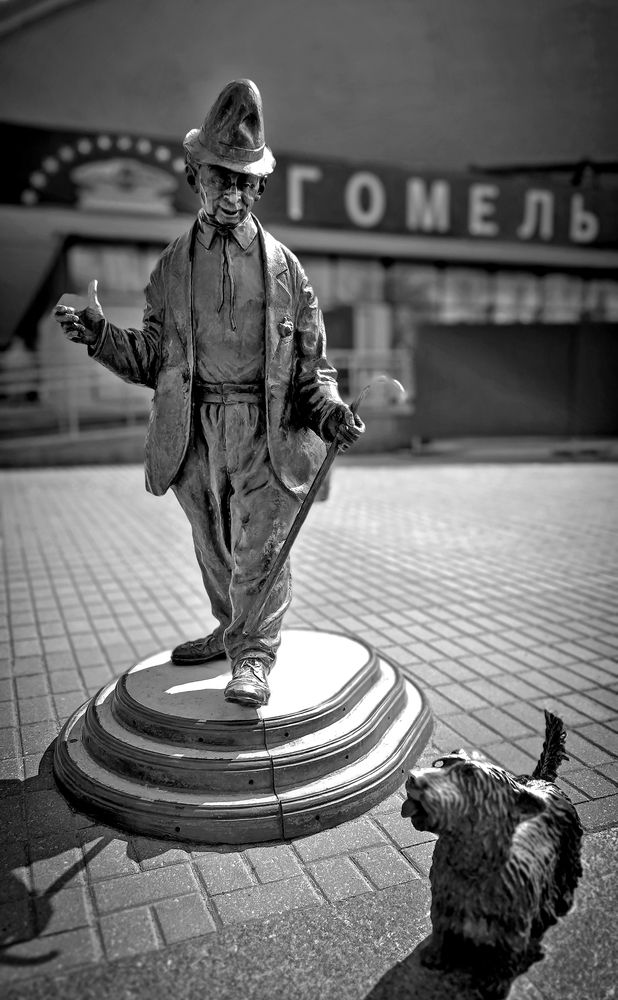 Памятник великому Карандашу