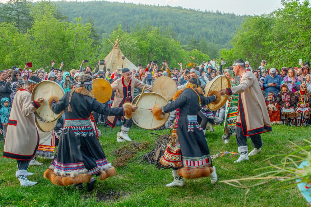 Танец с бубнами у священого огня