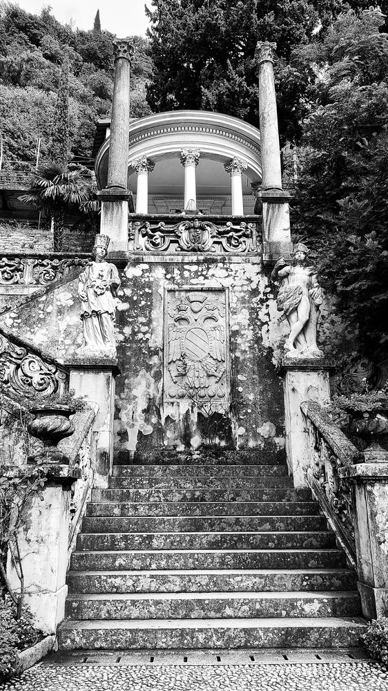 Ярусный сад на берегу озера Комо