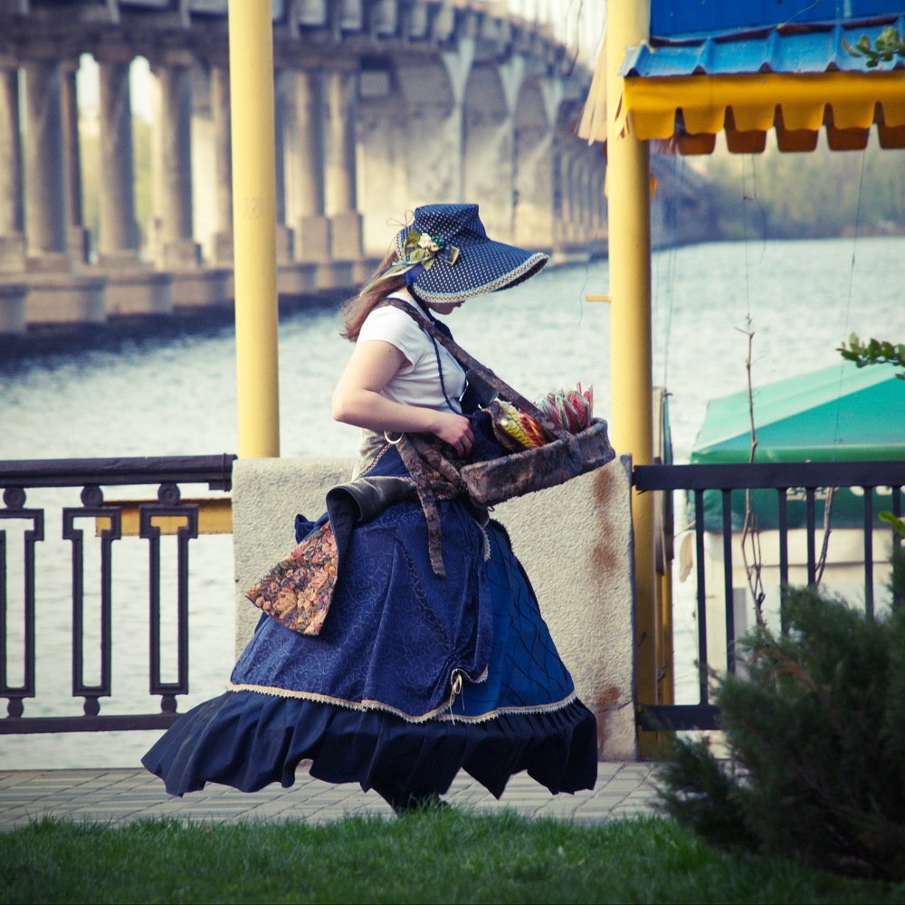 летящей походкой...