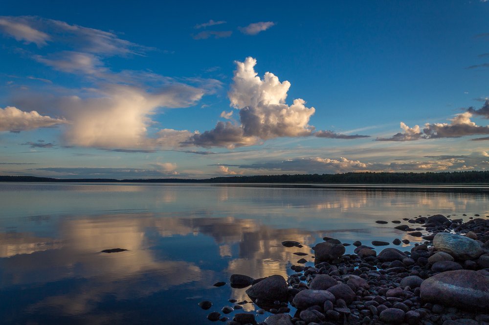 В воду смотрятся облака
