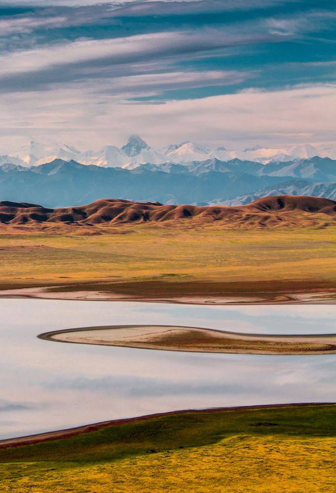 Озеро Туызколь на фоне пик Хан Тенгри .