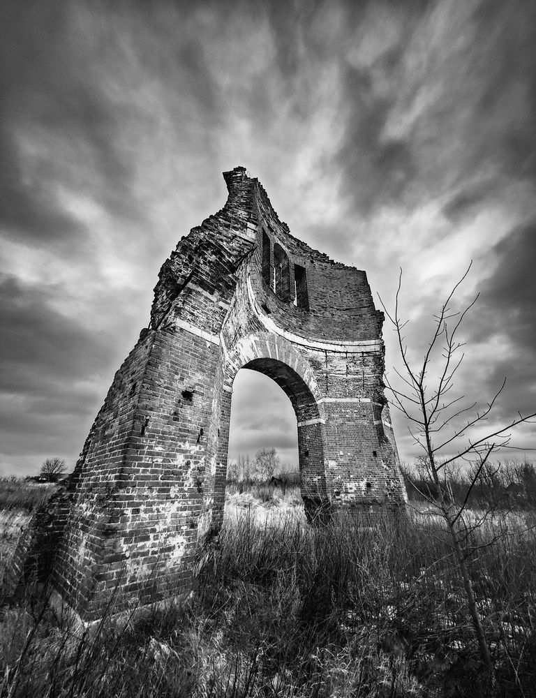 Разрушенная церковь Богоявления господня. Тульская область