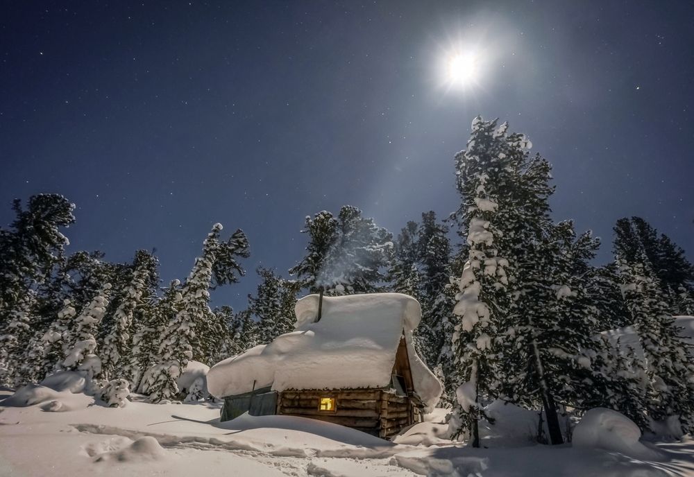 У леса на опушке жила Зима в избушке