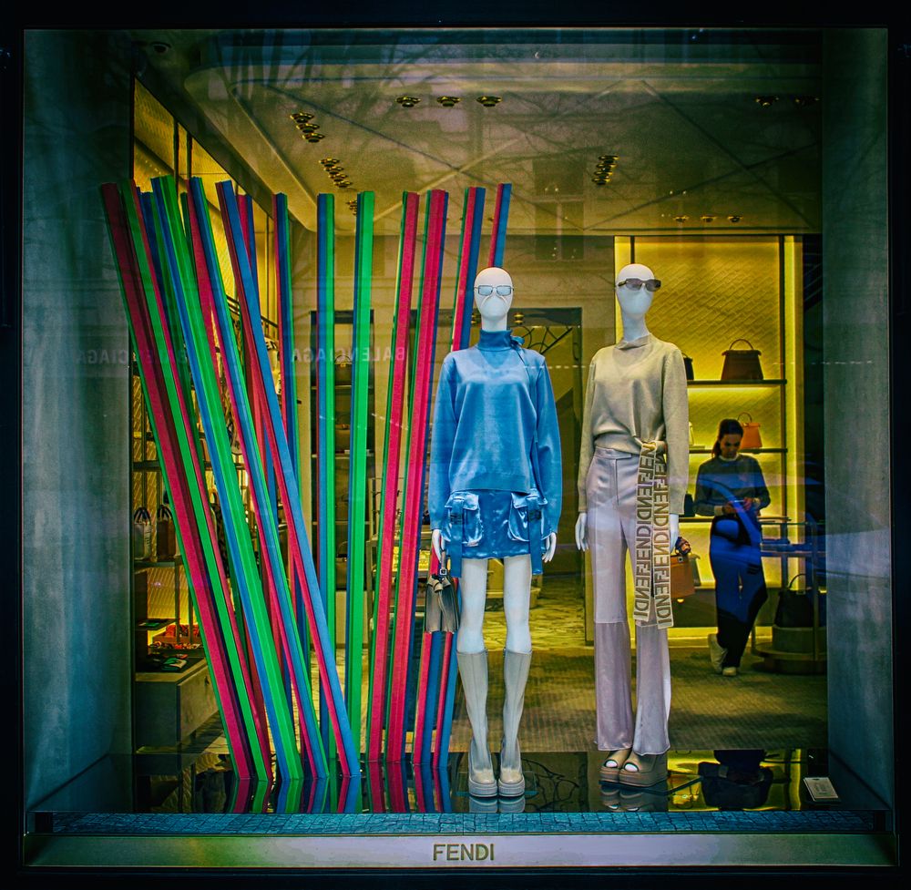 За витриной универмага...