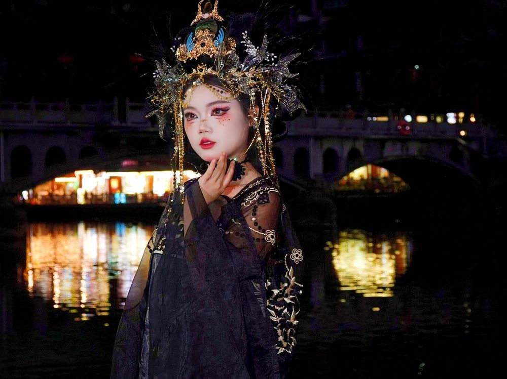 В деревне Фенхуан.