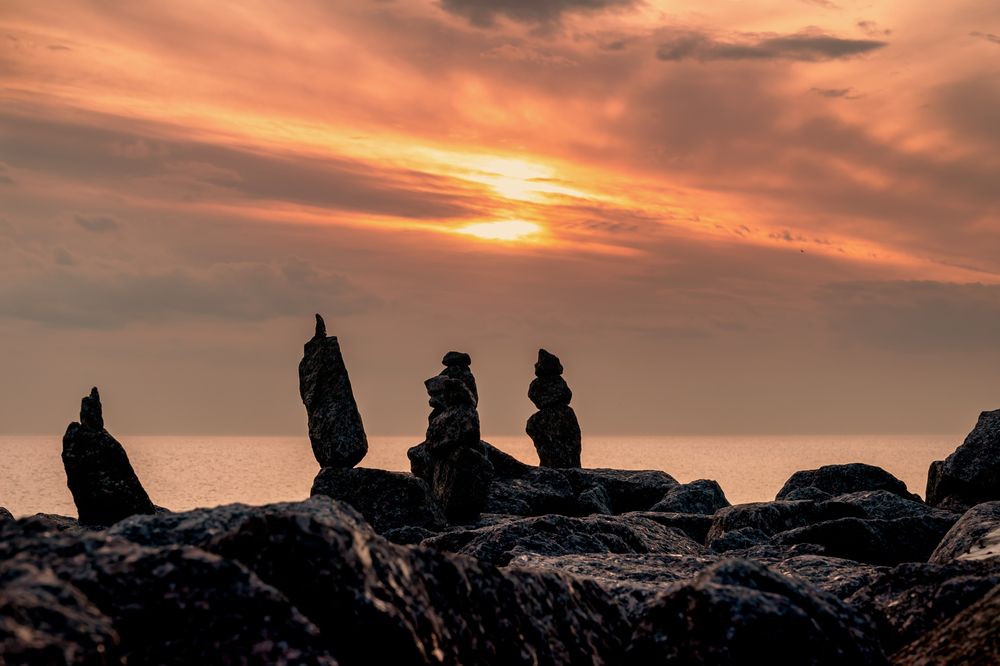 Даже камни приходят проводить солнце.