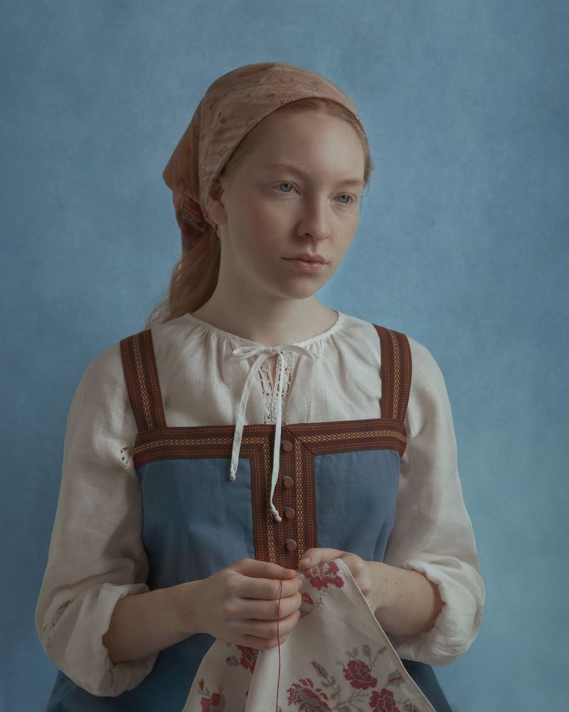 Девушка за вышиванием