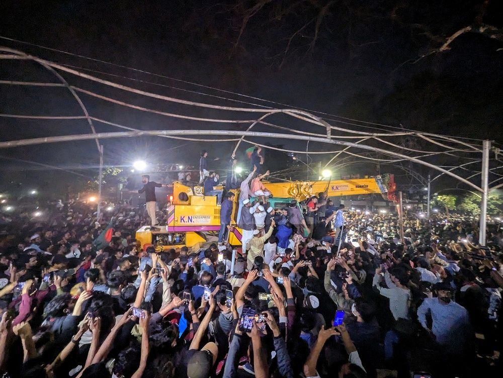 All eyes on the point