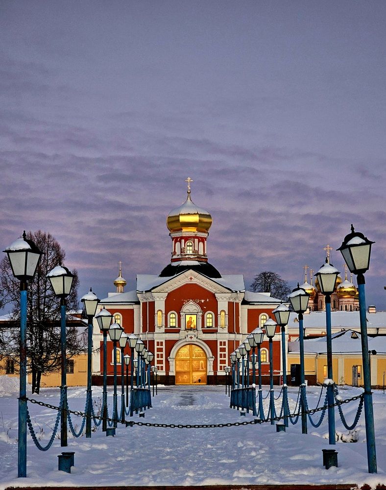 Вечер в монастыре