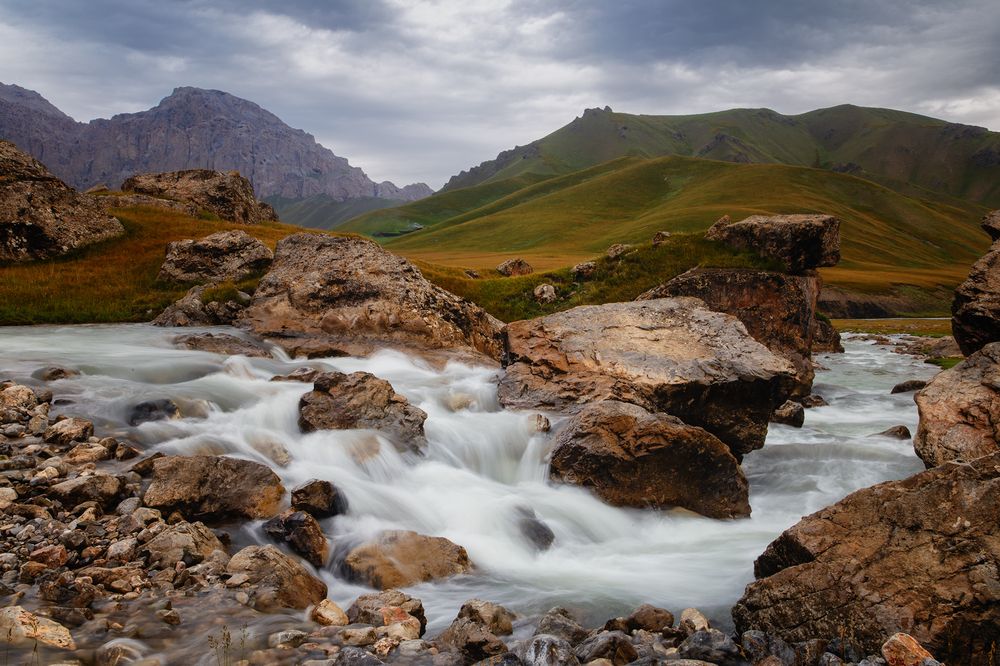 На берегу очень быстрой реки