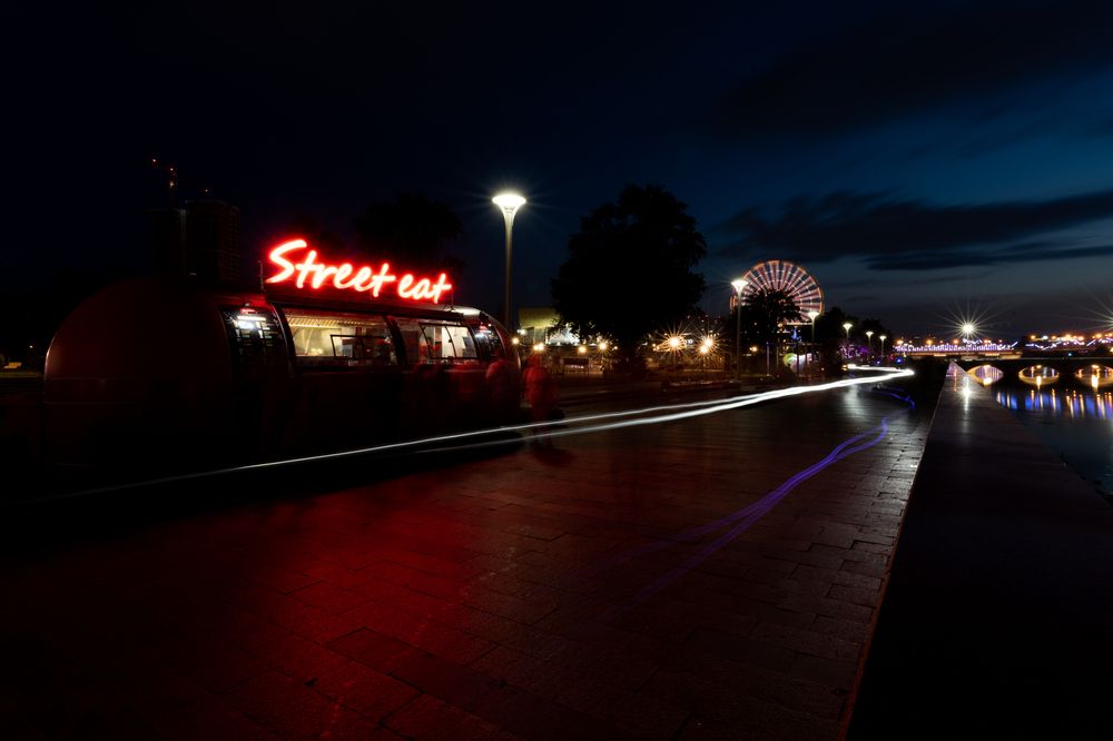 На берегу в городе Че