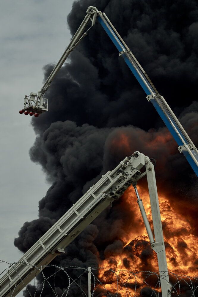 Extinguishing a complex fire at an oil depot after a military attack