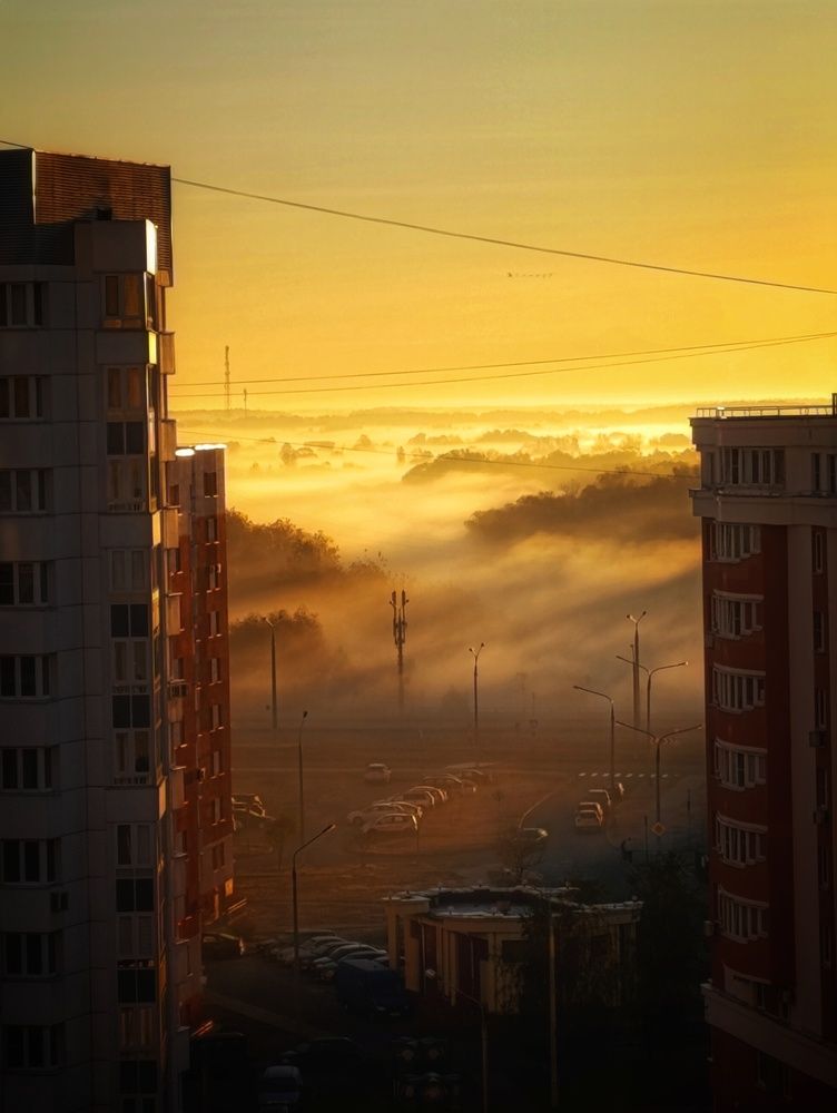 Город окутанный туманом на рассвете.