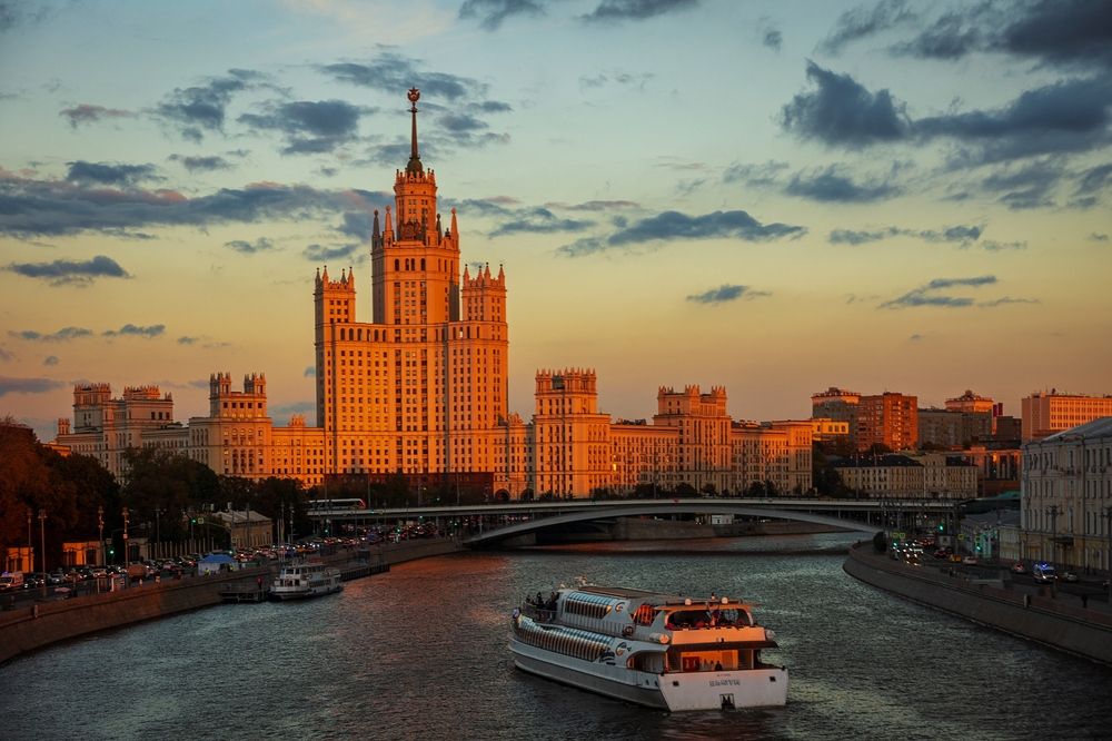 Вечерняя Москва - река и город. Осенний закат.