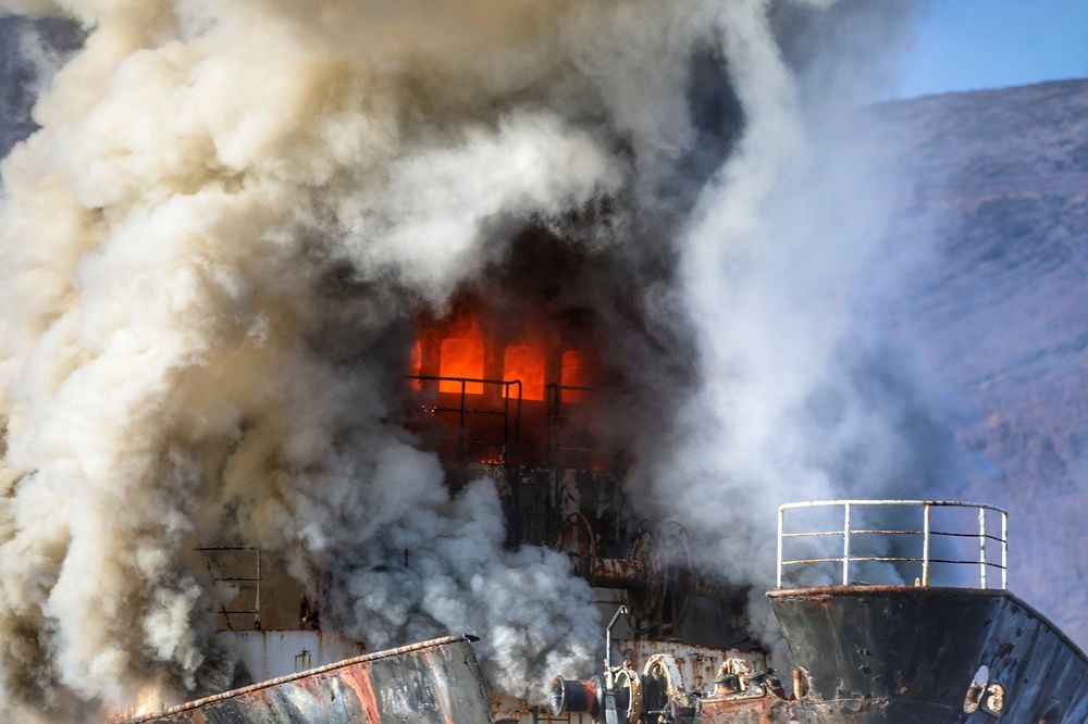 Судно в огне