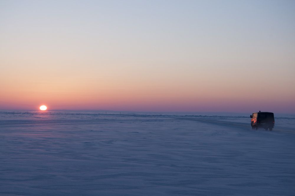 Просторы зимнего Байкала на закате