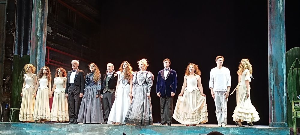 Скульптура "Курортница" в Зеленоградске, городе кошек, в Калининградской области.