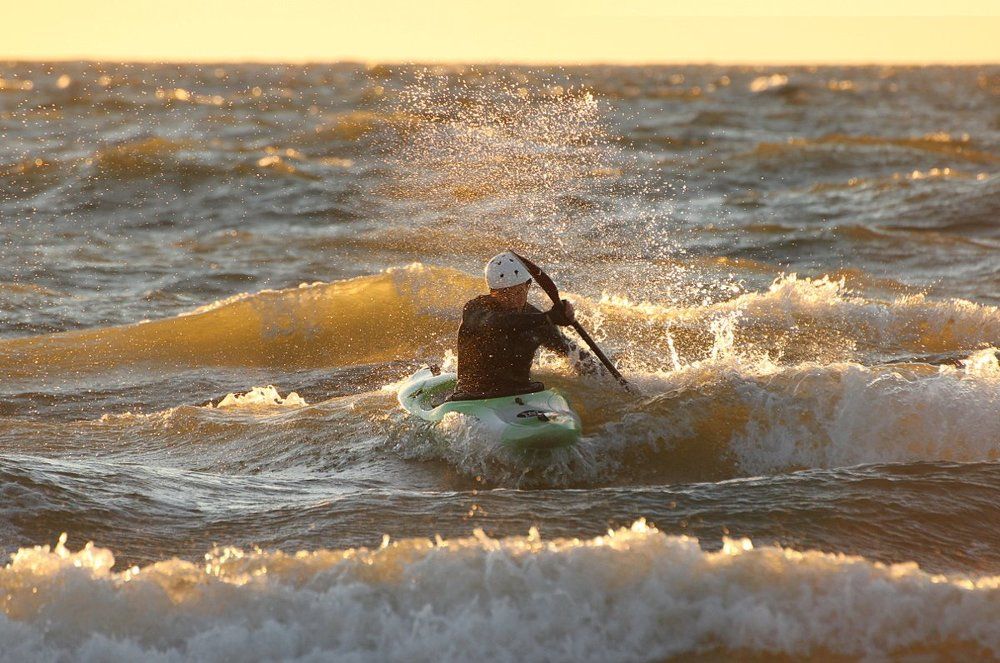С волнами споря