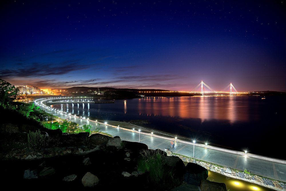 Набережная ДВФУ в сумерках