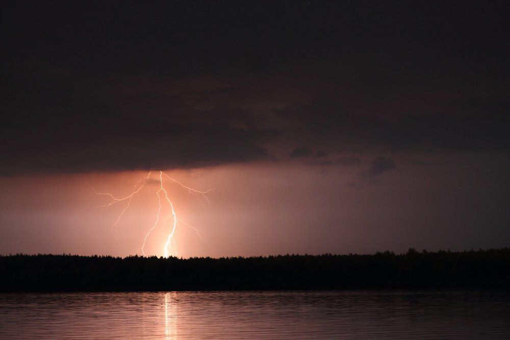 Гроза и озеро