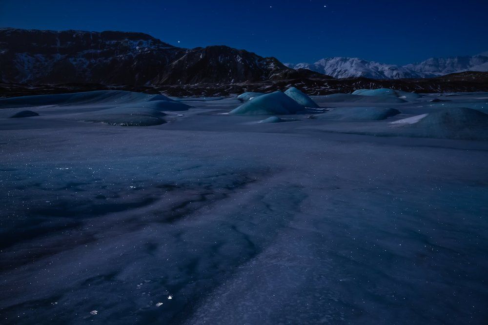 Лунная ночь у подножия ледника