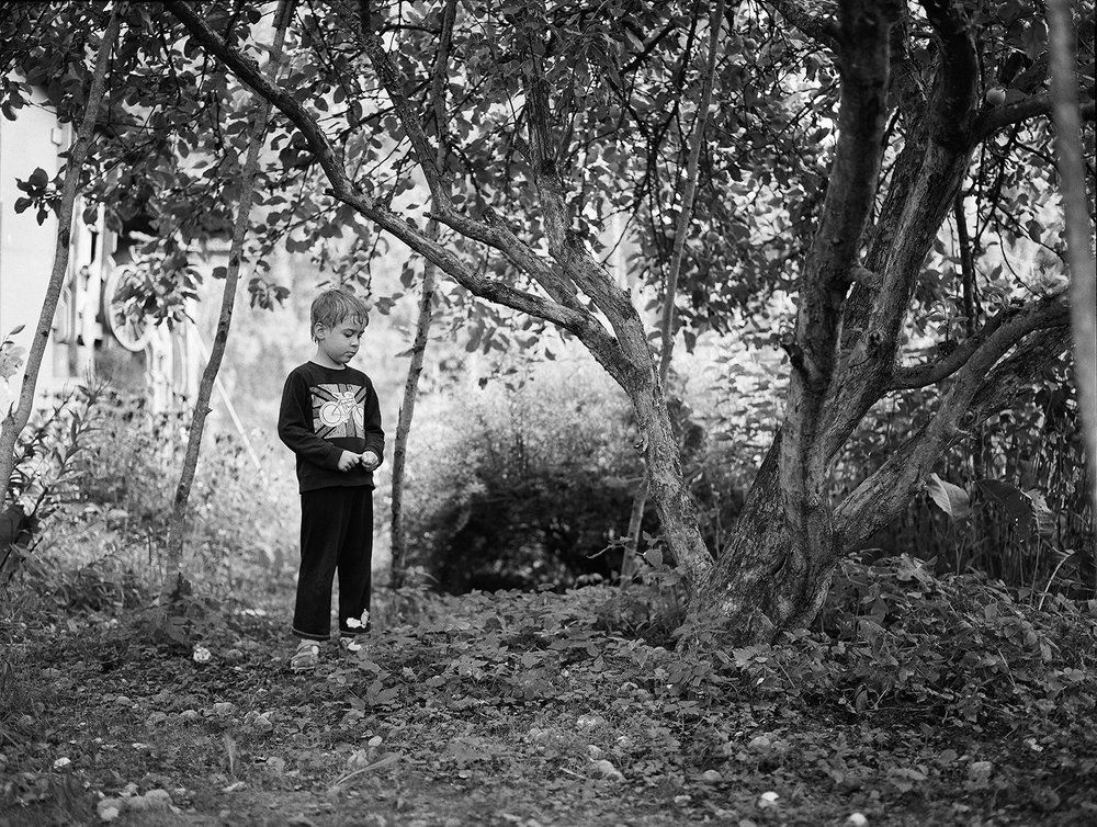 Под яблоней.