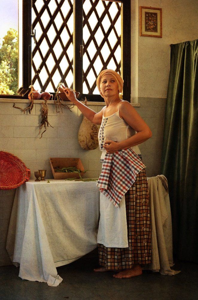 Портрет молодой женщины в интерьере